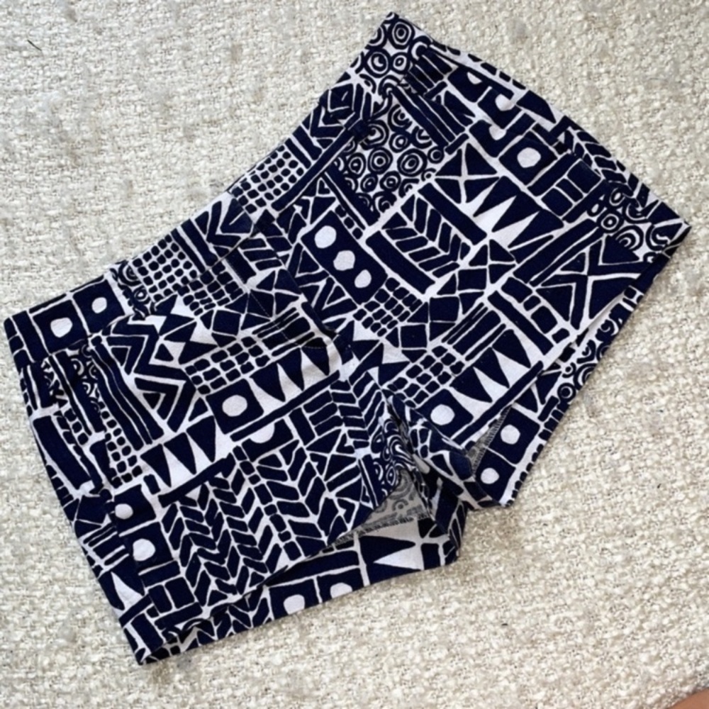 🌀 J CREW SIZE 2 BLUE AND WHITE GEOMETRIC PRINT SHORTS